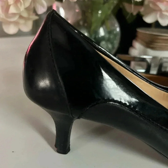 Cole Haan Women Shoe Size 8.5b Black Leather Kitten Heel Pump pre-loved - Picture 5 of 7